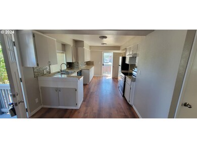 805 Case St, the Dalles, OR 97058 - photo 4