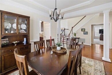 Dining room w/ tray ceiling and molding
