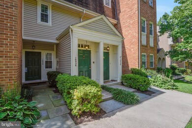 10436 Parthenon Ct, Bethesda, MD 20817 - photo 2