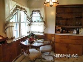 Breakfast Area- Built in Hutch