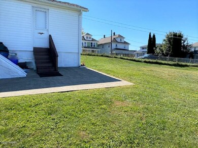 743 Dunmore St, Throop, PA 18512 - photo 4