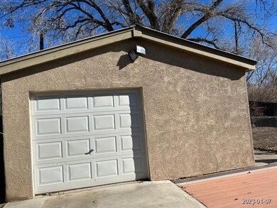 1124 N Kathy Lynn St, Bloomfield, NM 87413 - photo 2