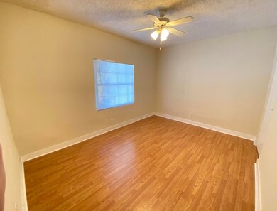 1412 Okeechobee Rd unit 4, West Palm Beach, FL 33401 - photo 4