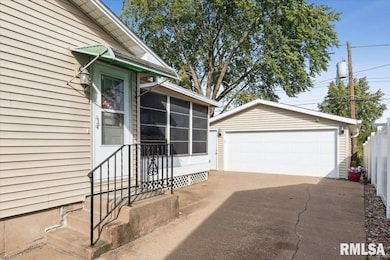 1724 W 69th St, Davenport, IA 52806 - photo 4