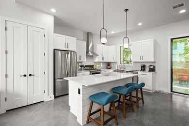 Kitchen with appliances with stainless steel fini