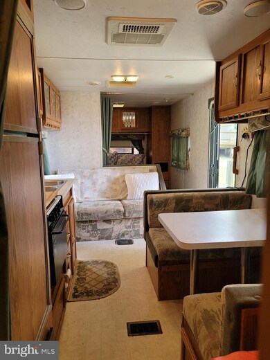 40-18 Soda Pop Ln, Falling Waters, WV 25419 - photo 5