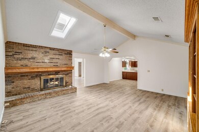 Living room featuring a ceiling fan, lvaulted ceil