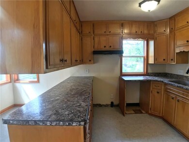 309 E 19th St S, Newton, IA 50208 - photo 3