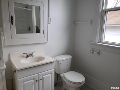 910 E Locust St unit 4, Davenport, IA 52803 - photo 5