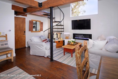 8 Riverside_07 living room