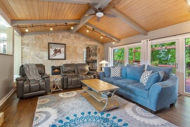 04_146HigmanParkHill_165_LivingRoom_LowR