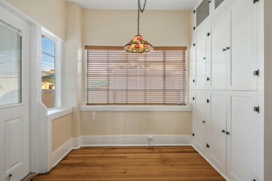 635 E 4th St breakfast nook