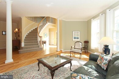 12010 Creekbend Dr, Reston, VA 20194 - photo 3