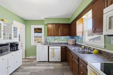 2404 E 37th Ct, Des Moines, IA 50317 - photo 7