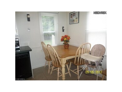 Kitchen eat-in area