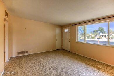 7 Living Room photo b-6