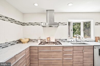 8904 Maxwell Dr, Potomac, MD 20854 - photo 7