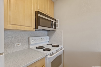 Stove, microwave and good cabinet space
