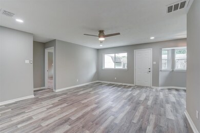 8810 Twisting Vine Ln, Houston, TX 77040 - photo 7