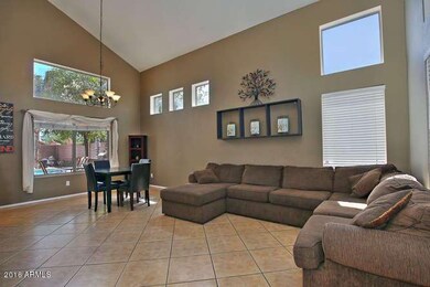 2413 E Torrey Pines Ln-small-004-7-Livin