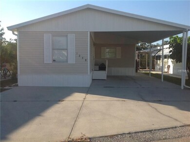 Front of home with ample parking