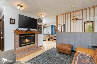 23-Living Room 20200527-DW-0001