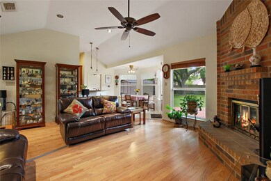 1404 Edinburgh Dr, Friendswood, TX 77546 - photo 3