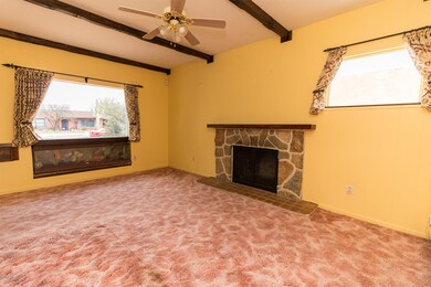 Living area w/built in aquarium