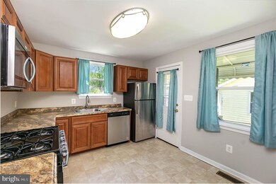 919 Renfrew St, Essex, MD 21221 - photo 6