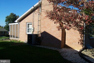 2919 Jefferson Dr, Chambersburg, PA 17201 - photo 2