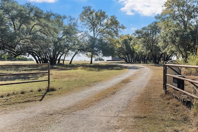 2370 Garrett Ln, China Spring, TX 76633 - photo 5