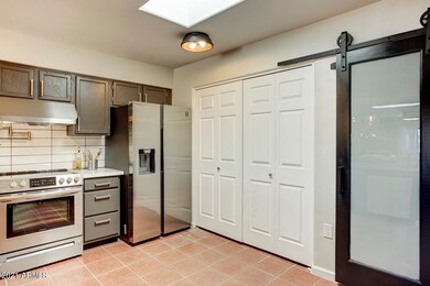 15_1413_N_Oak_St__12_mls