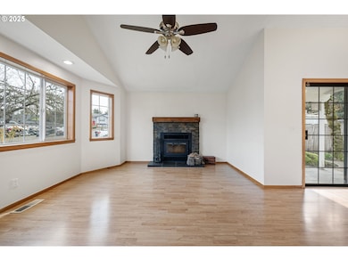 662 S 44th St, Springfield, OR 97478 - photo 7