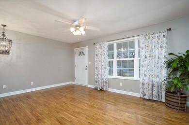 1422 E Locust St-7