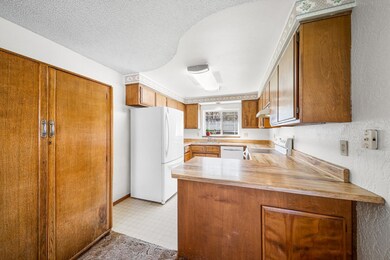 8221 Colonial Way, Central Point, OR 97502 - photo 4