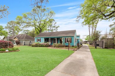 Plenty of room for guests in the drive way, behind