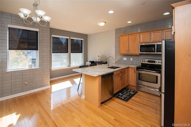 303 Bridgeview Dr, Poughkeepsie, NY 12601 - photo 4