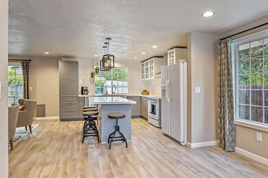 901 Pittview Ct, Central Point, OR 97502 - photo 7