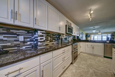 Kitchen Glass Tile Backsplash