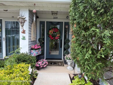109 Commodore Dr, Staten Island, NY 10309 - photo 2