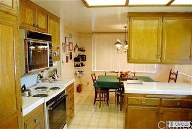 Kitchen w/ Eat-in Area