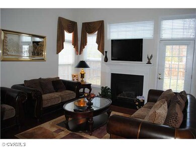 Den/Family/Great Room - Hatdwood floors, gas firep