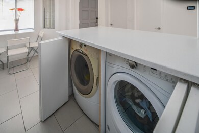 Inside Laundry 1528 N Oak St