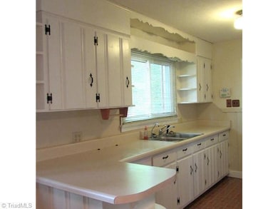 2301 Lambert Dr, Asheboro, NC 27205 - photo 4