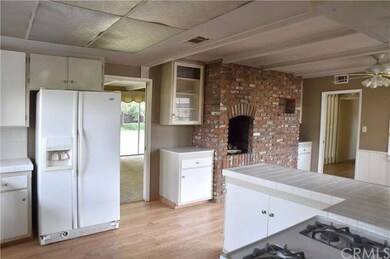 Kitchen to breakfast nook