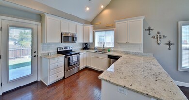 876 Holley Way, Central Point, OR 97502 - photo 2