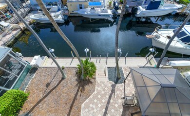 Up Verando down to Canal View