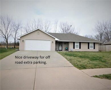 212 S Darrowby Dr, Raymore, MO 64083 - photo 4