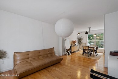 9 Oxford Dr, Saratoga Springs, NY 12866 - photo 2