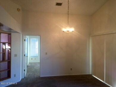dining area looking to master